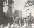01 Fidels davant de l'església a la festa de Pasqua a finals del segle XIX
